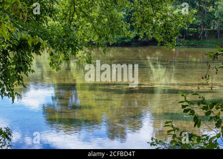 Im Scyamore Shoals State Historic Park kann man am Ufer des Watauga River entlang auf dem Patriots's Path in Elizabethon, Tennessee, spazieren gehen Stockfoto