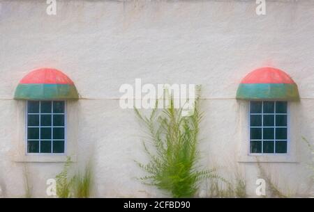 Nahaufnahme eines Fensters an einer Außenwand eines leeren Gebäudes, das verbessert und strukturiert wurde. Stockfoto