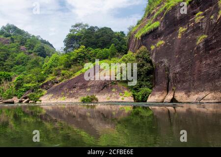 Ungewöhnliche Felsformationen am neun-Biegefluss in wuyishan an einem blauen Himmel in der Provinz fujian china. Stockfoto