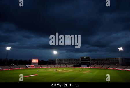 Allgemeiner Blick auf das Geschehen auf dem Spielfeld, während Englands Jofra Archer beim ersten Vitality IT20-Match im Ageas Bowl in Southampton bowls. Stockfoto