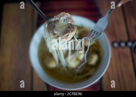 Fleischbällchen mit Nudelsuppe auf dem Tisch auf dem Lebensmittelmarkt Stockfoto