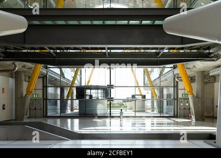 Rückansicht des Kindes, das im geräumigen Terminal von international steht flughafen in futuristischem Stil und Blick aus dem Fenster während Warten auf Abfahrt Stockfoto