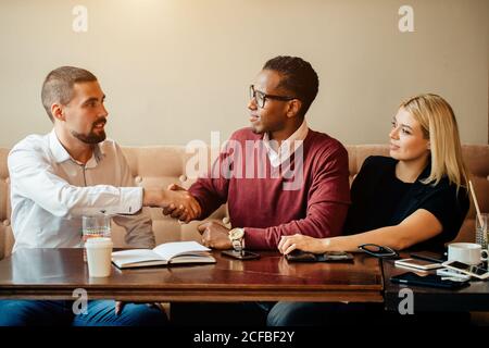 Bild von Geschäftsleuten Handshaking nach Unterzeichnung eines Vertrags während einer Mittagessen Stockfoto