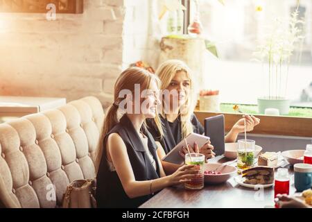 Geschäftsleute essen, reden und lächeln beim Mittagessen im Café Stockfoto