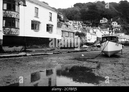 Ein Blick in schwarz-weiß auf den Hafen von Polperro Ebbe Stockfoto