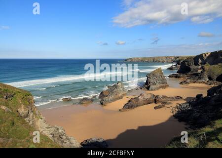 Ein Blick von der Klippe auf Bedruthan Strand in niedrig Die Flut seiner Meeresstapel und menschenleeren Sandstrand Stockfoto