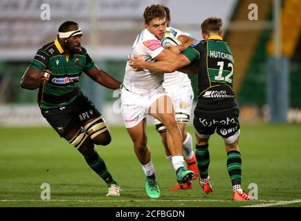 Corey Baldwin von Exeter Chief (Mitte) wird von Northampton Saints API Ratuniyarawa (links) und Rory Hutchinson während des Spiels der Gallagher Premiership in Franklin's Gardens, Northampton, angegangen. Stockfoto