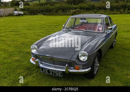 Ein 1967 Classic Car, ein MG B GT, Reg No LKE 375E, beim Somerset Country Classics treffen sich beim Blue Bowl, West Harptree 29/08/2020 Stockfoto