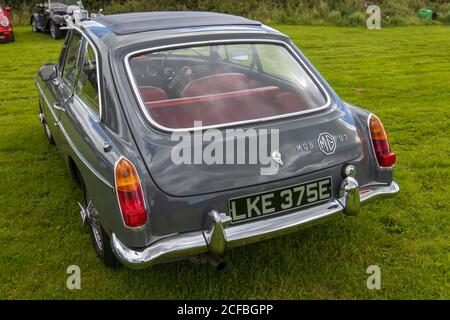 Ein 1967 Classic Car, ein MG B GT, Reg No LKE 375E, beim Somerset Country Classics treffen sich beim Blue Bowl, West Harptree 29/08/2020 Stockfoto