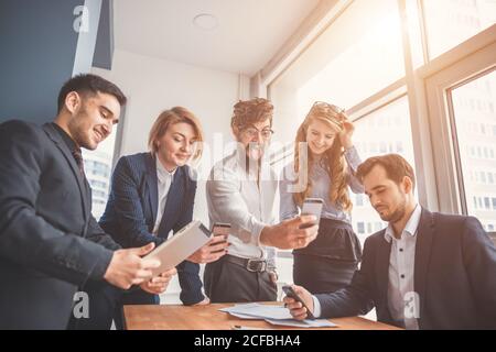 Selfie des erfolgreichen eleganten Business-Teams. Selektiver Fokus, geringe Schärfentiefe. Stockfoto