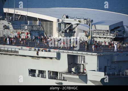 Flugzeug oder Flugzeugträger an Liegeplatz in Fortaleza, Brasilien vertäut besucht und von Familienmitgliedern während Marine Urlaub und Urlaub gesucht. Stockfoto