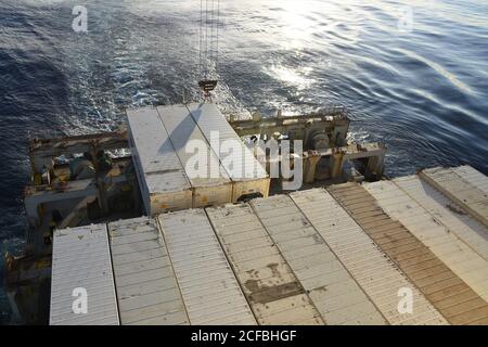 Blick auf die Achterstation des Frachtschiffes auf dem Weg nach Europa durch den ruhigen Atlantik bei sommerlich sonnigem Wetter. Schiff ist geladen. Stockfoto