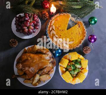 Ein traditionelles Thanksgiving Dinner Setting. Traditionelle Kuchen und Huhn. Konzept zur Feier des Erntedankfestes. Weihnachten oder Neujahr. Blick von oben. Stockfoto