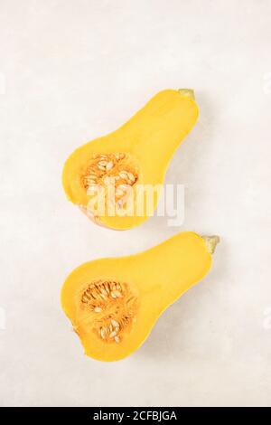 Hälften von rohen organischen Butternut Squash isoliert auf weißem Hintergrund. Frischer Kürbis. Draufsicht, flach liegend. Stockfoto
