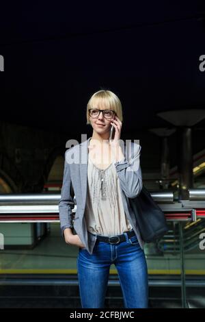 Blonde Geschäftsfrau im Gespräch auf dem Smartphone Stockfoto