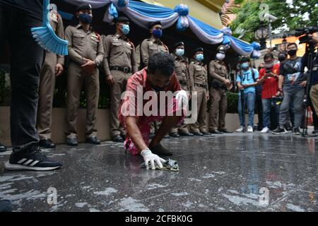 Bangkok, Thailand. September 2020. Demonstranten säubern die Böden vor dem Royal Thai Police Headquarters in Bangkok als symbolischen Protest. Es bedeutet, die Scham der thailändischen Polizei zu reinigen. Und bat die Polizei, am 4. September 2020 fair zu handeln. (Foto von Teera Noisakran/Pacific Press/Sipa USA) Quelle: SIPA USA/Alamy Live News Stockfoto