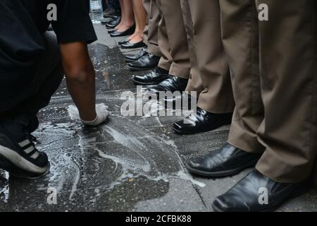 Bangkok, Thailand. September 2020. Demonstranten säubern die Böden vor dem Royal Thai Police Headquarters in Bangkok als symbolischen Protest. Es bedeutet, die Scham der thailändischen Polizei zu reinigen. Und bat die Polizei, am 4. September 2020 fair zu handeln. (Foto von Teera Noisakran/Pacific Press/Sipa USA) Quelle: SIPA USA/Alamy Live News Stockfoto