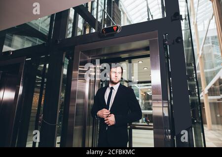 Vorderansicht der Geschäftsmann aus dem Aufzug kommen Stockfoto