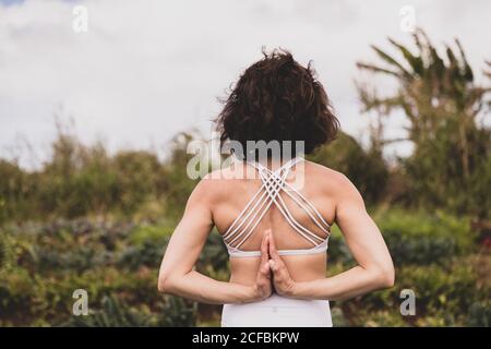 Starke Frauen praktizieren Yoga draußen in einem Feld Stockfoto