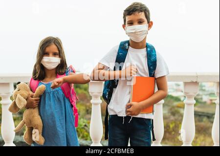 Ellenbogen stößt an. Ellenbogengruß zwischen Freunden, um die Ausbreitung des Coronavirus zu vermeiden (COVID-19). Schütteln Sie nicht die Hände. Neue Begrüßung zwischen Freunden und Familie Stockfoto