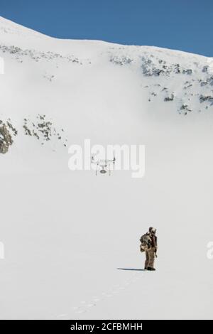 Drohne nimmt Videoaufnahmen von First Nations Person in Pelzkleidung auf. Stockfoto