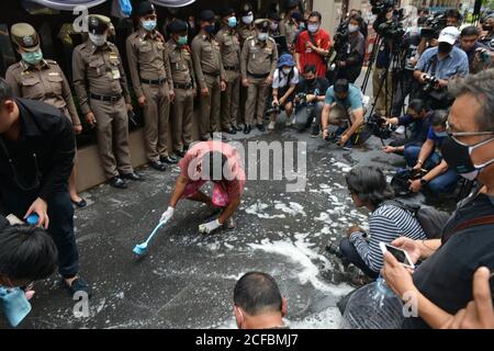 Bangkok, Thailand. September 2020. Demonstranten säubern die Böden vor dem Royal Thai Police Headquarters in Bangkok als symbolischen Protest. Es bedeutet, die Scham der thailändischen Polizei zu reinigen. Und bat die Polizei, am 4. September 2020 fair zu handeln. (Foto von Teera Noisakran/Pacific Press/Sipa USA) Quelle: SIPA USA/Alamy Live News Stockfoto