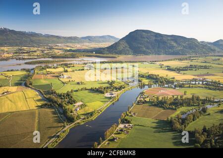 Luftaufnahme von Dewdney und Sumas Mountain, Fraser Valley B.C., Kanada. Stockfoto