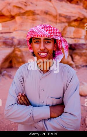 Ein Beduinenmensch posiert in seiner Heimat Wadi Rum, Jordanien Stockfoto