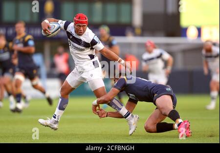 Bristol Bears' Siale Piutau (links) wird vom Worcester Warriors' Melani Nanai während des Gallagher Premiership Spiels im Sixways Stadium, Worcester, übergangen. Stockfoto