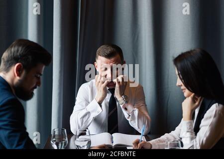 Portrait ängstlich jungen Geschäftsmann beißen seine Nägel Finger freaking Aus Stockfoto