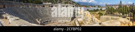 Landschaft, Panorama, Banner - Blick auf den Bau des Theaters in den Ruinen der alten lykischen Stadt Myra. Die Stadt Demre, Provinz Antalya, Türkei Stockfoto