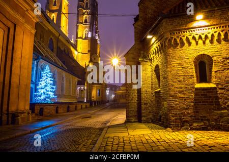 Weihnachtsstadtbild - Abendansicht der Kathedrale St. Johannes des Täufers, in der Ostrow Tumski Altstadt der Stadt Breslau gelegen Stockfoto