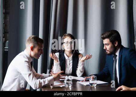 Business, Technologie, Menschen, Deadline und Team-Arbeit Konzept - lächelnde weibliche Chef im Gespräch mit der Business-Gruppe in der Nacht Büro Hintergrund Stockfoto