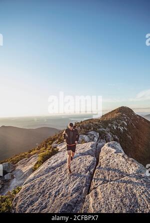 Man Trail verläuft entlang Gipfelgrat des Berges mit erstaunlich Aussicht Stockfoto