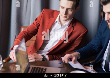 Porträt von smart Business Partner mit Laptop bei treffen Stockfoto