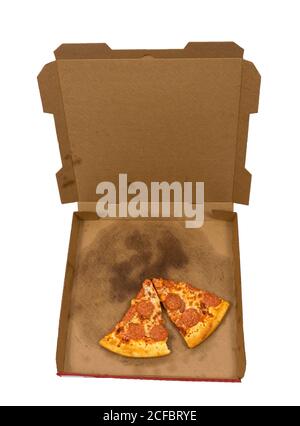 Vertikale Aufnahme von zwei Scheiben Pepperoni Pizza links Im Lieferkarton isoliert auf weißem Hintergrund Stockfoto