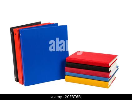 Horizontales Foto eines Buchstapels neben einigen bunten Notizbüchern mit Platz für Kopien. Isoliert auf weißem Hintergrund. Stockfoto