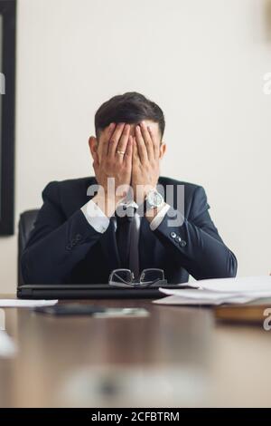 Erfolgreicher Kleinbetrieb Inhaber stehend mit gekreuzten Armen mit Mitarbeiter Im Hintergrund Kaffee vorbereiten Stockfoto