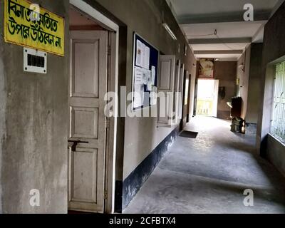 Alte Korridore einer Schule in Joygopalpur Stadt von West Bengal, Indien. Bengalischer Text mit der Aufschrift „ohne Erlaubnis nicht nach oben gehen“ - 9. Februar 2018 Stockfoto