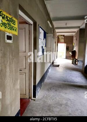 Alte Korridore einer Schule in Joygopalpur Stadt von West Bengal, Indien. Bengalischer Text mit der Aufschrift „ohne Erlaubnis nicht nach oben gehen“ - 9. Februar 2018 Stockfoto