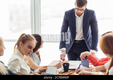 Blick auf einen Boss Überschrift ein Geschäft Wiedersehen mit Partnern Stockfoto