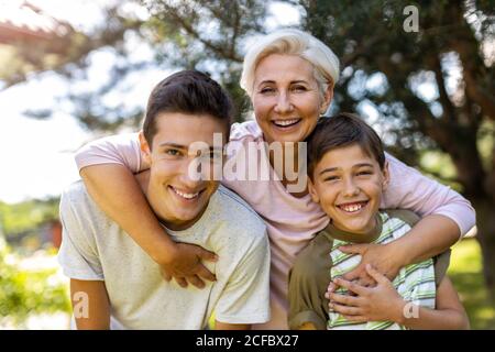 Glückliche Mutter mit ihren beiden Söhnen Stockfoto