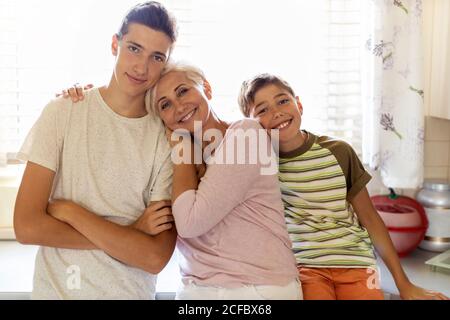 Glückliche Mutter mit ihren beiden Söhnen Stockfoto