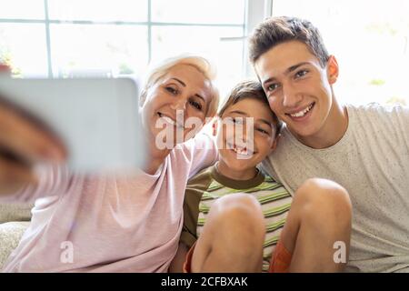 Mutter mit ihren beiden Söhnen, die zu Hause Selfie machen Stockfoto