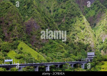 Autos in der Linie COVID-19 Massenprüfung durchgeführt auf der H3 Autobahn, Kaneohe, Oahu, Hawaii, USA zu unterziehen Stockfoto