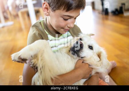 Junge spielt mit seinem Hund zu Hause Stockfoto