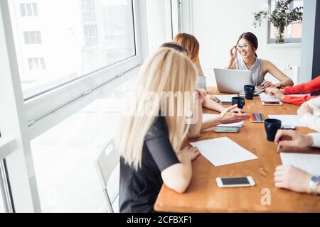 Erfolgreiche Teamleiter und Unternehmer führt informelle interne Business-Meeting. Geschäftsmann, arbeiten am Laptop im Vordergrund. Geschäfts- und entrep Stockfoto