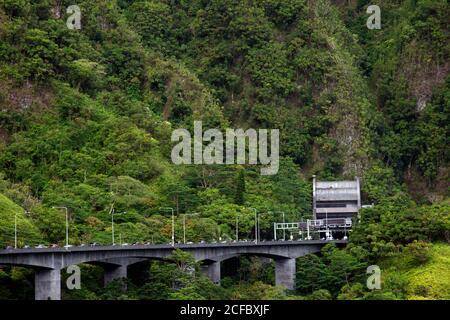 Autos in der Linie COVID-19 Massenprüfung durchgeführt auf der H3 Autobahn, Kaneohe, Oahu, Hawaii, USA zu unterziehen Stockfoto