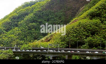 Autos in der Linie COVID-19 Massenprüfung durchgeführt von der Regierung auf der H3 Autobahn, Kaneohe, Oahu, Hawaii, USA Stockfoto