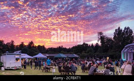 Henlow, Bedfordshire, Großbritannien, 3. September 2020. Schöner Sonnenuntergang bei einem gesellschaftlich distanzierten Outdoor-Comedy-Gig in Henlow Bridge Lakes, Bedfordshire. Kredit: Mick Flynn Stockfoto